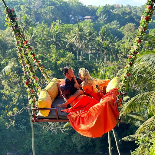 Bali Swing nad tropikalnym krajobrazem